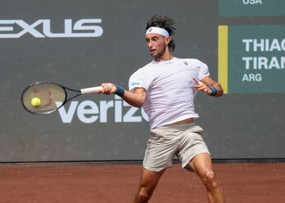 HOUSTON, TX - APRIL 03: Thiago Agustin Tirante (ARG) in action during the singles quarterfinals of the Men™s Clay Court Championship on April 3, 2026 at River Oaks Country Club in Houston, Texas. (Photo by Leslie Plaza Johnson Icon Sportswire) TENNIS: APR 03 US Men s Clay Court Championship EDITORIAL USE ONLY Icon260403076