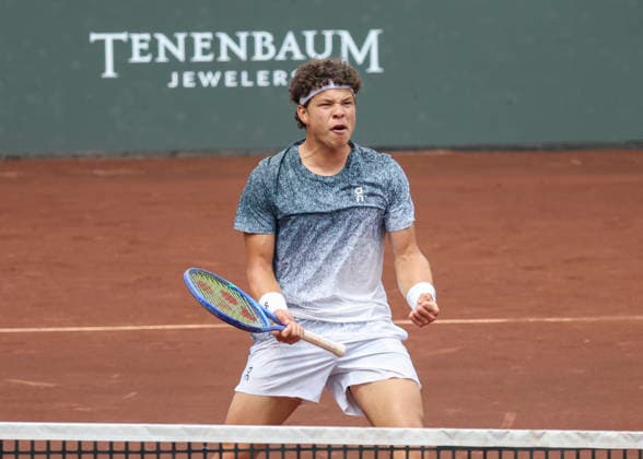 HOUSTON, TX - APRIL 03: Ben Shelton (USA) reacts during the singles quarterfinals of the Men™s Clay Court Championship on April 3, 2026 at River Oaks Country Club in Houston, Texas. (Photo by Leslie Plaza Johnson Icon Sportswire) TENNIS: APR 03 US Men s Clay Court Championship EDITORIAL USE ONLY Icon260403086