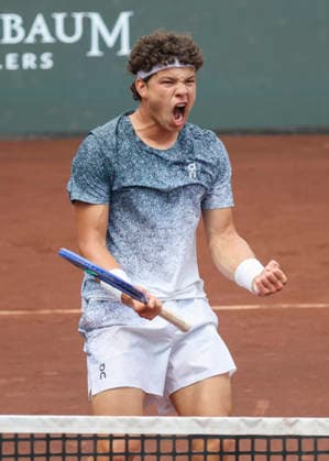 HOUSTON, TX - APRIL 03: Ben Shelton (USA) reacts during the singles quarterfinals of the Men™s Clay Court Championship on April 3, 2026 at River Oaks Country Club in Houston, Texas. (Photo by Leslie Plaza Johnson Icon Sportswire) TENNIS: APR 03 US Men s Clay Court Championship EDITORIAL USE ONLY Icon260403087