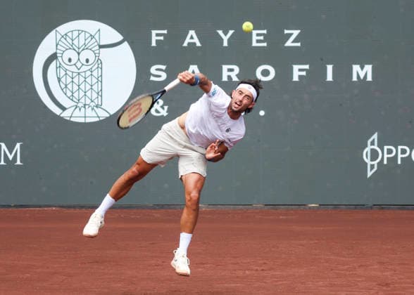 HOUSTON, TX - APRIL 03: Thiago Agustin Tirante (ARG) watches his serve during the singles quarterfinals of the Men™s Clay Court Championship on April 3, 2026 at River Oaks Country Club in Houston, Texas. (Photo by Leslie Plaza Johnson Icon Sportswire) TENNIS: APR 03 US Men s Clay Court Championship EDITORIAL USE ONLY Icon260403104