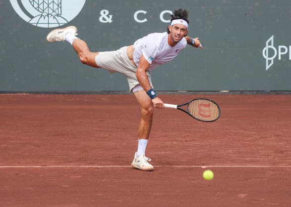 HOUSTON, TX - APRIL 03: Thiago Agustin Tirante (ARG) watches his serve during the singles quarterfinals of the Men™s Clay Court Championship on April 3, 2026 at River Oaks Country Club in Houston, Texas. (Photo by Leslie Plaza Johnson Icon Sportswire) TENNIS: APR 03 US Men s Clay Court Championship EDITORIAL USE ONLY Icon260403105