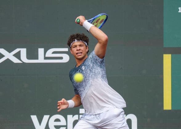 HOUSTON, TX - APRIL 03: Ben Shelton (USA) in action during the singles quarterfinals of the Men™s Clay Court Championship on April 3, 2026 at River Oaks Country Club in Houston, Texas. (Photo by Leslie Plaza Johnson Icon Sportswire) TENNIS: APR 03 US Men s Clay Court Championship EDITORIAL USE ONLY Icon260403133