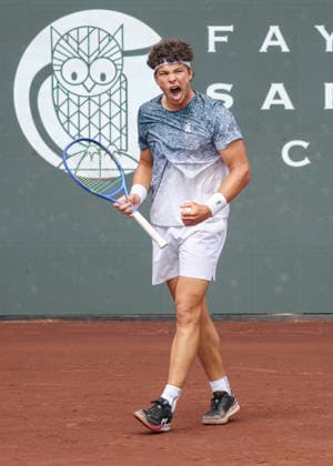 HOUSTON, TX - APRIL 03: Ben Shelton (USA) reacts during the singles quarterfinals of the Men™s Clay Court Championship on April 3, 2026 at River Oaks Country Club in Houston, Texas. (Photo by Leslie Plaza Johnson Icon Sportswire) TENNIS: APR 03 US Men s Clay Court Championship EDITORIAL USE ONLY Icon260403134