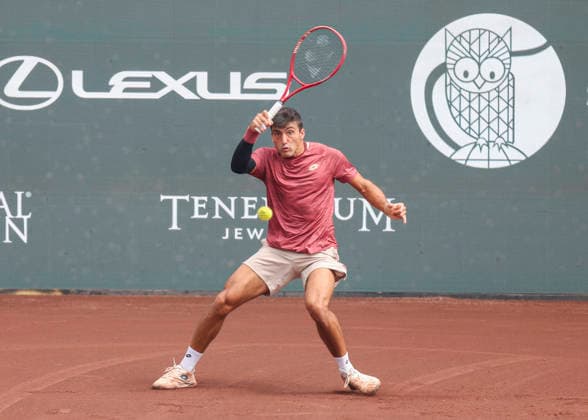 HOUSTON, TX - APRIL 03: Roman Andres Burruchaga (ARG) in action during the singles quarterfinals of the Men™s Clay Court Championship on April 3, 2026 at River Oaks Country Club in Houston, Texas. (Photo by Leslie Plaza Johnson Icon Sportswire) TENNIS: APR 03 US Men s Clay Court Championship EDITORIAL USE ONLY Icon260403015