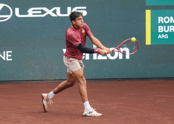 HOUSTON, TX - APRIL 03: Roman Andres Burruchaga (ARG) in action during the singles quarterfinals of the Men™s Clay Court Championship on April 3, 2026 at River Oaks Country Club in Houston, Texas. (Photo by Leslie Plaza Johnson Icon Sportswire) TENNIS: APR 03 US Men s Clay Court Championship EDITORIAL USE ONLY Icon260403022