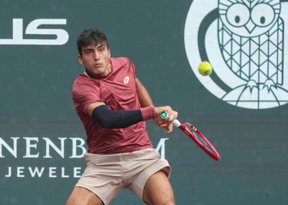 HOUSTON, TX - APRIL 03: Roman Andres Burruchaga (ARG) in action during the singles quarterfinals of the Men™s Clay Court Championship on April 3, 2026 at River Oaks Country Club in Houston, Texas. (Photo by Leslie Plaza Johnson Icon Sportswire) TENNIS: APR 03 US Men s Clay Court Championship EDITORIAL USE ONLY Icon260403024