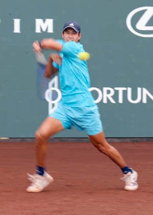 HOUSTON, TX - APRIL 03: Learner Tien (USA) in action during the singles quarterfinals of the Men™s Clay Court Championship on April 3, 2026 at River Oaks Country Club in Houston, Texas. (Photo by Leslie Plaza Johnson Icon Sportswire) TENNIS: APR 03 US Men s Clay Court Championship EDITORIAL USE ONLY Icon260403041