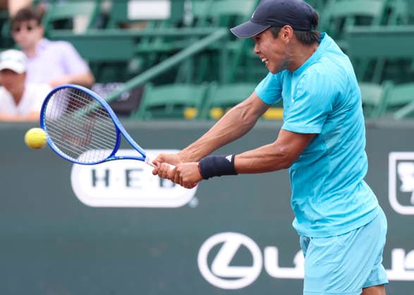 HOUSTON, TX - APRIL 03: Learner Tien (USA) in action during the singles quarterfinals of the Men™s Clay Court Championship on April 3, 2026 at River Oaks Country Club in Houston, Texas. (Photo by Leslie Plaza Johnson Icon Sportswire) TENNIS: APR 03 US Men s Clay Court Championship EDITORIAL USE ONLY Icon260403049