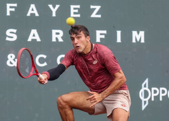 HOUSTON, TX - APRIL 03: Roman Andres Burruchaga (ARG) in action during the singles quarterfinals of the Men™s Clay Court Championship on April 3, 2026 at River Oaks Country Club in Houston, Texas. (Photo by Leslie Plaza Johnson Icon Sportswire) TENNIS: APR 03 US Men s Clay Court Championship EDITORIAL USE ONLY Icon260403057