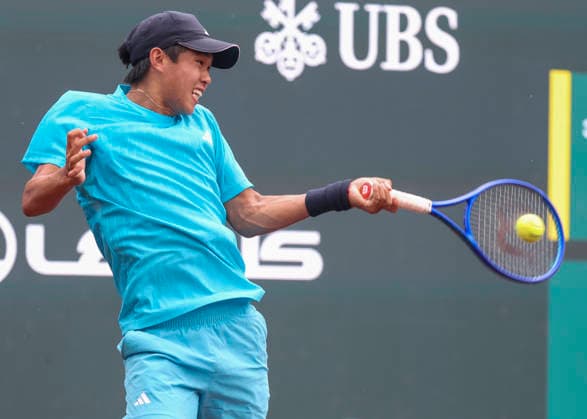 HOUSTON, TX - APRIL 03: Learner Tien (USA) in action during the singles quarterfinals of the Men™s Clay Court Championship on April 3, 2026 at River Oaks Country Club in Houston, Texas. (Photo by Leslie Plaza Johnson Icon Sportswire) TENNIS: APR 03 US Men s Clay Court Championship EDITORIAL USE ONLY Icon260403070