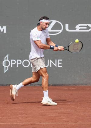 HOUSTON, TX - APRIL 03: Thiago Agustin Tirante (ARG) in action during the singles quarterfinals of the Men™s Clay Court Championship on April 3, 2026 at River Oaks Country Club in Houston, Texas. (Photo by Leslie Plaza Johnson Icon Sportswire) TENNIS: APR 03 US Men s Clay Court Championship EDITORIAL USE ONLY Icon260403075