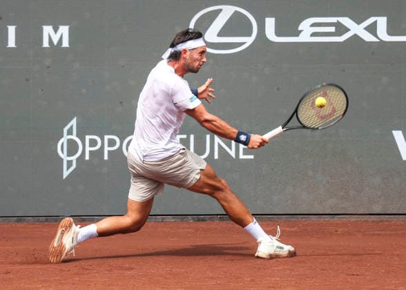 HOUSTON, TX - APRIL 03: Thiago Agustin Tirante (ARG) in action during the singles quarterfinals of the Men™s Clay Court Championship on April 3, 2026 at River Oaks Country Club in Houston, Texas. (Photo by Leslie Plaza Johnson Icon Sportswire) TENNIS: APR 03 US Men s Clay Court Championship EDITORIAL USE ONLY Icon260403080