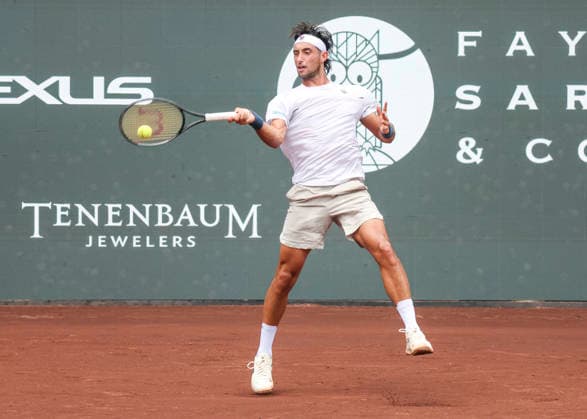 HOUSTON, TX - APRIL 03: Thiago Agustin Tirante (ARG) in action during the singles quarterfinals of the Men™s Clay Court Championship on April 3, 2026 at River Oaks Country Club in Houston, Texas. (Photo by Leslie Plaza Johnson Icon Sportswire) TENNIS: APR 03 US Men s Clay Court Championship EDITORIAL USE ONLY Icon260403082