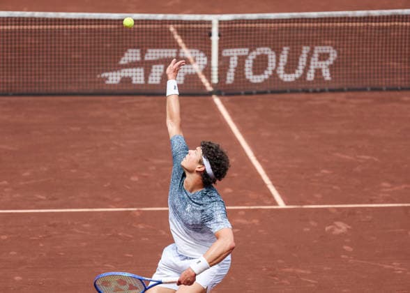 HOUSTON, TX - APRIL 03: Ben Shelton (USA) serves the ball during the singles quarterfinals of the Men™s Clay Court Championship on April 3, 2026 at River Oaks Country Club in Houston, Texas. (Photo by Leslie Plaza Johnson Icon Sportswire) TENNIS: APR 03 US Men s Clay Court Championship EDITORIAL USE ONLY Icon260403083