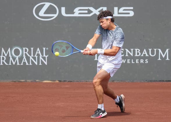 HOUSTON, TX - APRIL 03: Ben Shelton (USA) in action during the singles quarterfinals of the Men™s Clay Court Championship on April 3, 2026 at River Oaks Country Club in Houston, Texas. (Photo by Leslie Plaza Johnson Icon Sportswire) TENNIS: APR 03 US Men s Clay Court Championship EDITORIAL USE ONLY Icon260403093