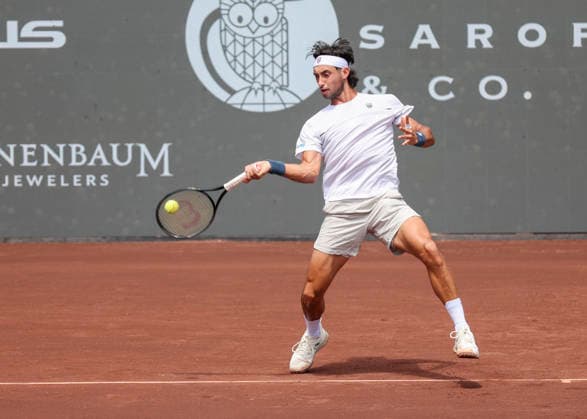HOUSTON, TX - APRIL 03: Thiago Agustin Tirante (ARG) in action during the singles quarterfinals of the Men™s Clay Court Championship on April 3, 2026 at River Oaks Country Club in Houston, Texas. (Photo by Leslie Plaza Johnson Icon Sportswire) TENNIS: APR 03 US Men s Clay Court Championship EDITORIAL USE ONLY Icon260403101