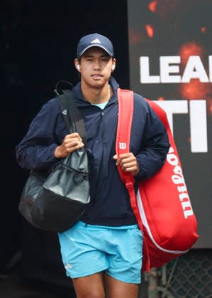 HOUSTON, TX - APRIL 03: Learner Tien (USA) enters the court during the singles quarterfinals of the Men™s Clay Court Championship on April 3, 2026 at River Oaks Country Club in Houston, Texas. (Photo by Leslie Plaza Johnson Icon Sportswire) TENNIS: APR 03 US Men s Clay Court Championship EDITORIAL USE ONLY Icon260403003