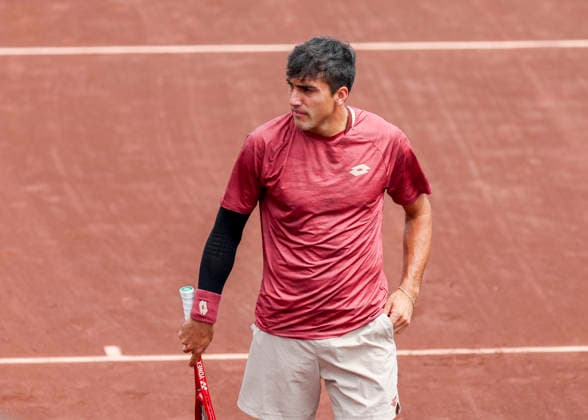 HOUSTON, TX - APRIL 03: Roman Andres Burruchaga (ARG) prepares to play during the singles quarterfinals of the Men™s Clay Court Championship on April 3, 2026 at River Oaks Country Club in Houston, Texas. (Photo by Leslie Plaza Johnson Icon Sportswire) TENNIS: APR 03 US Men s Clay Court Championship EDITORIAL USE ONLY Icon260403005