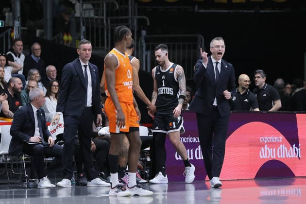01 Luca VILDOZA Virtus Bologna Match BASKETBALL - EUROLEAGUE Virtus Bologna vs Valencia Basket 03-04-2026 infortunio during Virtus Bologna vs Valencia BC, Basketball Euroleague match in Bologna, Italy, April 03 2026  Copyright: xValentinoxOrsini IPAxSportx xipa-agency.netx xx IPA_73742226 IPA_Agency_IPA73742226