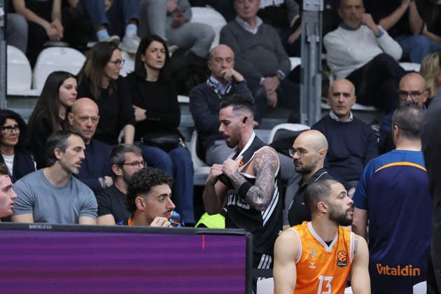 01 Luca VILDOZA Virtus Bologna Match BASKETBALL - EUROLEAGUE Virtus Bologna vs Valencia Basket 03-04-2026 infortunio during Virtus Bologna vs Valencia BC, Basketball Euroleague match in Bologna, Italy, April 03 2026  Copyright: xValentinoxOrsini IPAxSportx xipa-agency.netx xx IPA_73742229 IPA_Agency_IPA73742229