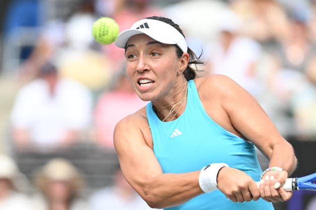 April 3, 2026, Charleston, South Carolina, USA: JESSICA PEGULA of the United States returns a shot to DIANA SHNAIDER of Russia during the Credit One Charleston Open at Credit One Stadium. Pegula won 3:6 6:3 6:2. Charleston USA - ZUMAv134 20260403_zsp_v134_001 Copyright: xMaxwellxVittoriox