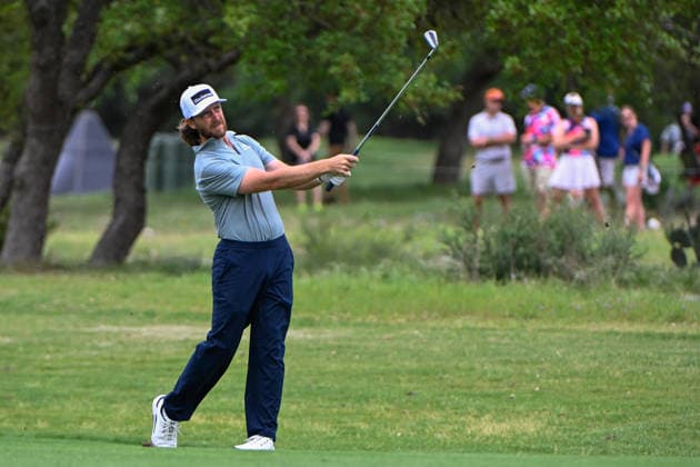 SAN ANTONIO, TX - APRIL 03:Tommy Fleetwood (ENG) watches his approach shot on 1 during the second round of the Valero Texas Open on April 3, 2026, at the AT&T Oaks Course at TPC San Antonio, San Antonio, Texas. (Photo by Ken Murray Icon Sportswire) GOLF: APR 03 PGA, Golf Herren Valero Texas Open EDITORIAL USE ONLY Icon2604030192