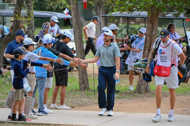 SAN ANTONIO, TX - APRIL 03: Tommy Fleetwood (ENG) shakes hands with young fans enroute to the tee on 10 during the second round of the Valero Texas Open on April 3, 2026, at the AT&T Oaks Course at TPC San Antonio, San Antonio, Texas. (Photo by Ken Murray Icon Sportswire) GOLF: APR 03 PGA, Golf Herren Valero Texas Open EDITORIAL USE ONLY Icon2604030322