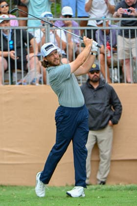 SAN ANTONIO, TX - APRIL 03: Tommy Fleetwood (ENG) watches his tee shot on 17 during the second round of the Valero Texas Open on April 3, 2026, at the AT&T Oaks Course at TPC San Antonio, San Antonio, Texas. (Photo by Ken Murray Icon Sportswire) GOLF: APR 03 PGA, Golf Herren Valero Texas Open EDITORIAL USE ONLY Icon2604030442