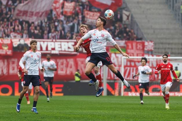 Cedric Itten Fortuna Duesseldorf in a header duel with Mika Haas 1 FC Kaiserslautern , 1 FC Kaiserslautern vs Fortuna Duesseldorf, Soccer, 2 Bundesliga, Matchday 28, Season 2025 2026, 04 04 2026 1 FC Kaiserslautern vs Fortuna Duesseldorf, Soccer, 2 Bundesliga, Matchday 28, Season 2025 2026, 04 04 2026 Copyright: xEibner-Pressefoto AlexanderxNeisx EP_ANS