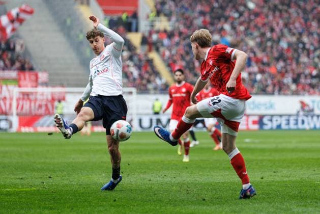 Mika Haas 1 FC Kaiserslautern in duel with Luca Raimund Fortuna Duesseldorf , 1 FC Kaiserslautern vs Fortuna Duesseldorf, Soccer, 2 Bundesliga, Matchday 28, Season 2025 2026, 04 04 2026 1 FC Kaiserslautern vs Fortuna Duesseldorf, Soccer, 2 Bundesliga, Matchday 28, Season 2025 2026, 04 04 2026 Copyright: xEibner-Pressefoto AlexanderxNeisx EP_ANS