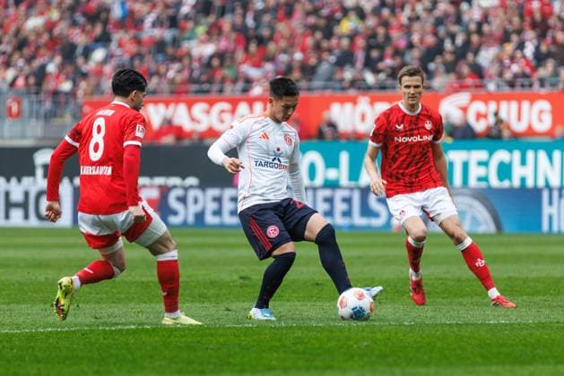 Shinta Appelkamp Fortuna Duesseldorf in duel with Semi Sahin 1 FC Kaiserslautern and Fabian Kunze 1 FC Kaiserslautern , 1 FC Kaiserslautern vs Fortuna Duesseldorf, Soccer, 2 Bundesliga, Matchday 28, Season 2025 2026, 04 04 2026 1 FC Kaiserslautern vs Fortuna Duesseldorf, Soccer, 2 Bundesliga, Matchday 28, Season 2025 2026, 04 04 2026 Copyright: xEibner-Pressefoto AlexanderxNeisx EP_ANS