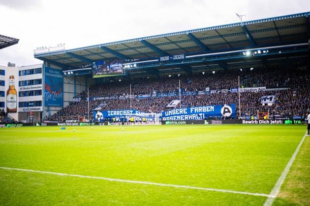 04 04 2026 Soccer, 2025 2026, 2 Bundesliga, Matchday 28, DSC Arminia Bielefeld SV Darmstadt 98 Team in front of fans Bielefeld before the match DFL REGULATIONS PROHIBIT ANY USE OF PHOTOGRAPHS AS IMAGE SEQUENCES AND OR QUASI VIDEO
