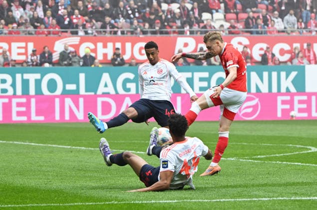 Football 2 Bundesliga Season 2025 26 1 FC Kaiserslautern 04 04 2026 Fritz Walter Stadion 1 FC Kaiserslautern fck Fortuna Düsseldorf dus V li Sima SUSO Fortuna Düsseldorf , Elias EGOULI Fortuna Düsseldorf , Norman BASSETTE 1 FC Kaiserslautern 1 FC Kaiserslautern