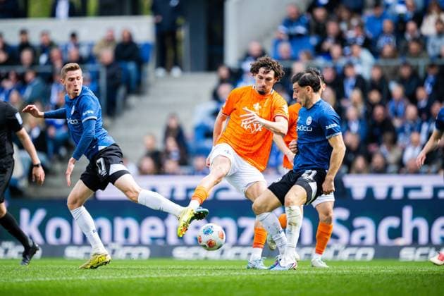 04 04 2026 Soccer, 2025 2026, 2 Bundesliga, 28 Matchday, DSC Arminia Bielefeld SV Darmstadt 98 L R Arne Sicker Bielefeld , Fraser Hornby Darmstadt , Stefan Russo Bielefeld DFL REGULATIONS PROHIBIT ANY USE OF PHOTOGRAPHS AS IMAGE SEQUENCES AND OR QUASI VIDEO