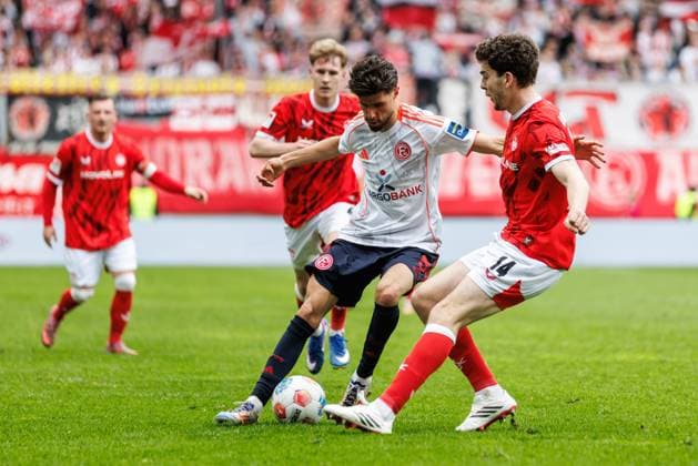 Anouar El Azzouzi Fortuna Duesseldorf in duel with Jacob Rasmussen 1 FC Kaiserslautern , 1 FC Kaiserslautern vs Fortuna Duesseldorf, Soccer, 2 Bundesliga, Matchday 28, Season 2025 2026, 04 04 2026 1 FC Kaiserslautern vs Fortuna Duesseldorf, Soccer, 2 Bundesliga, Matchday 28, Season 2025 2026, 04 04 2026 Copyright: xEibner-Pressefoto AlexanderxNeisx EP_ANS