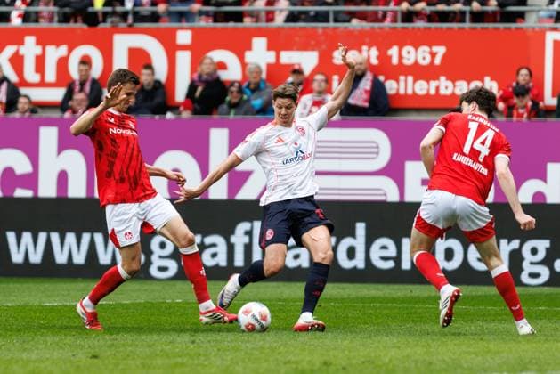 Cedric Itten Fortuna Duesseldorf in duel with Fabian Kunze 1 FC Kaiserslautern and Jacob Rasmussen 1 FC Kaiserslautern , 1 FC Kaiserslautern vs Fortuna Duesseldorf, Soccer, 2 Bundesliga, Matchday 28, Season 2025 2026, 04 04 2026 1 FC Kaiserslautern vs Fortuna Duesseldorf, Soccer, 2 Bundesliga, Matchday 28, Season 2025 2026, 04 04 2026 Copyright: xEibner-Pressefoto AlexanderxNeisx EP_ANS