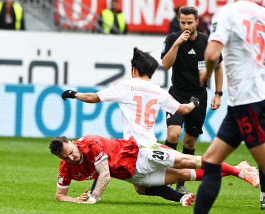 Soccer 2 Bundesliga Season 2025 26 1 FC Kaiserslautern 04 04 2026 Fritz Walter Stadion 1 FC Kaiserslautern fck Fortuna Düsseldorf dus Mergim BERISHA 1 FC Kaiserslautern , front Satoshi TANAKA Fortuna Düsseldorf 1 FC Kaiserslautern