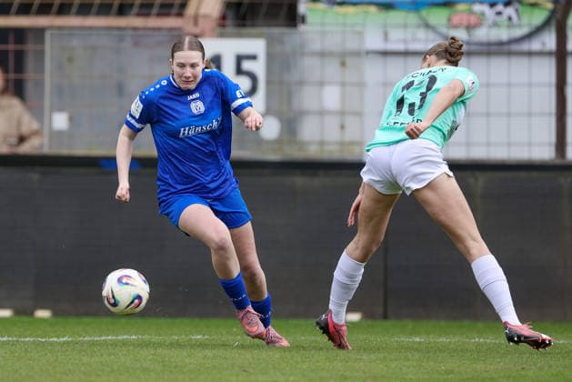 from left Laura Bröring SV Meppen, 6 and Ronja Schaer SC Sand, 13 in a duel, dynamic, action, action, game scene, THE DFB REGULATIONS PROHIBIT ANY USE OF PHOTOGRAPHS AS IMAGE SEQUENCES AND OR QUASI VIDEO , 04 04 2026, Meppen Germany , Football, 2 Womens Bundesliga, SV Meppen SC Sand xobx