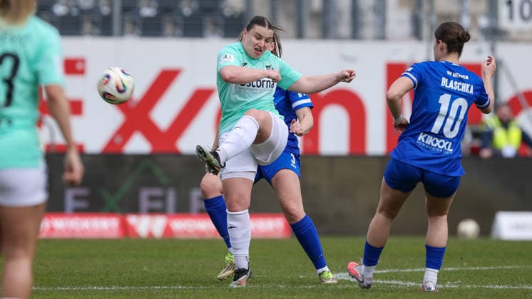 Julia Matuschewski SC Sand, 10 on the ball, single image, full body, action, action scene, THE DFB GUIDELINES PROHIBIT ANY USE OF PHOTOGRAPHS AS IMAGE SEQUENCES AND OR QUASI VIDEO, 04 04 2026, Meppen Germany , Soccer, 2 Women Bundesliga, SV Meppen SC Sand xobx