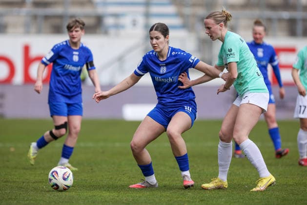 from left Anouk Blaschka SV Meppen, 10 and Milena Fischer SC Sand, 6 in a duel, dynamic, action, action, game scene, THE DFB REGULATIONS PROHIBIT ANY USE OF PHOTOGRAPHS AS IMAGE SEQUENCES AND OR QUASI VIDEO , 04 04 2026, Meppen Germany , Football, 2 Womens Bundesliga, SV Meppen SC Sand xobx