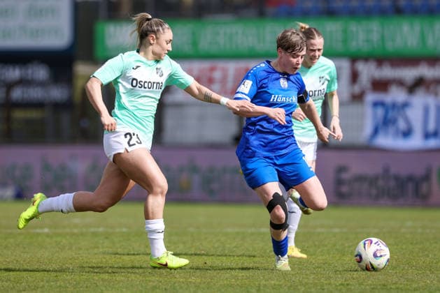 v.li.: Ivana Slipcevic (SC Sand, 23) und Lea Mauly (SV Meppen, 19) im Zweikampf, Duell, Dynamik, Aktion, Action, Spielszene, DIE DFB-RICHTLINIEN UNTERSAGEN JEGLICHE NUTZUNG VON FOTOS ALS SEQUENZBILDER UND ODER VIDEOÄHNLICHE FOTOSTRECKEN. DFB REGULATIONS PROHIBIT ANY USE OF PHOTOGRAPHS AS IMAGE SEQUENCES AND OR QUASI-VIDEO., 04.04.2026, Meppen (Deutschland), Fussball, 2. Frauen-Bundesliga, SV Meppen - SC Sand *** from left Ivana Slipcevic SC Sand, 23 and Lea Mauly SV Meppen, 19 in a duel, dynamic, action, action, game scene, THE DFB REGULATIONS PROHIBIT ANY USE OF PHOTOGRAPHS AS IMAGE SEQUENCES AND OR QUASI VIDEO , 04 04 2026, Meppen Germany , Football, 2 Womens Bundesliga, SV Meppen SC Sand xobx