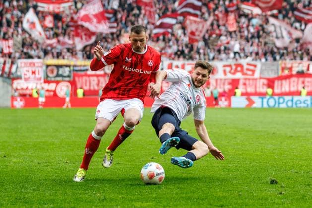 Florent Muslija Fortuna Duesseldorf in duel with Luca Sirch 1 FC Kaiserslautern , 1 FC Kaiserslautern vs Fortuna Duesseldorf, Soccer, 2 Bundesliga, Matchday 28, Season 2025 2026, 04 04 2026 1 FC Kaiserslautern vs Fortuna Duesseldorf, Soccer, 2 Bundesliga, Matchday 28, Season 2025 2026, 04 04 2026 Copyright: xEibner-Pressefoto AlexanderxNeisx EP_ANS