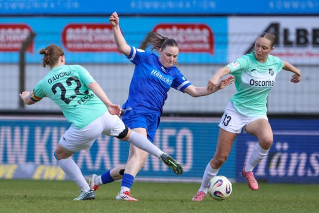 from left Jenny Gaugigl SC Sand, 22 , Marleen Kropp SV Meppen, 9 and Ronja Schaer SC Sand, 13 in duel, duel, dynamics, action, action, game scene, THE DFB REGULATIONS PROHIBIT ANY USE OF PHOTOGRAPHS AS IMAGE SEQUENCES AND OR QUASI VIDEO , 04 04 2026, Meppen Germany , Football, 2 Womens Bundesliga, SV Meppen SC Sand xobx