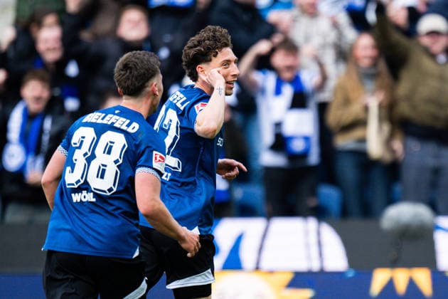 04 04 2026 Soccer, 2025 2026, 2 Bundesliga, Matchday 28, DSC Arminia Bielefeld SV Darmstadt 98 R Jannik Rochelt Bielefeld celebrates after his goal to 2 1 with L Marius Wörl Bielefeld DFL REGULATIONS PROHIBIT ANY USE OF PHOTOGRAPHS AS IMAGE SEQUENCES AND OR QUASI VIDEO