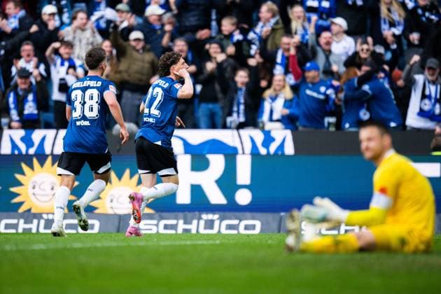 04 04 2026 Soccer, 2025 2026, 2 Bundesliga, Matchday 28, DSC Arminia Bielefeld SV Darmstadt 98 M Jannik Rochelt Bielefeld celebrates after his goal to 2 1 with L Marius Wörl Bielefeld DFL REGULATIONS PROHIBIT ANY USE OF PHOTOGRAPHS AS IMAGE SEQUENCES AND OR QUASI VIDEO