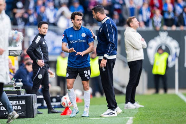 04 04 2026 Soccer, 2025 2026, 2 Bundesliga, 28 Matchday, DSC Arminia Bielefeld SV Darmstadt 98 L R Christopher Lannert Bielefeld injured, Injury, Mitch Kniat Coach Bielefeld DFL REGULATIONS PROHIBIT ANY USE OF PHOTOGRAPHS AS IMAGE SEQUENCES AND OR QUASI VIDEO