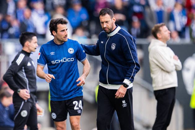 04 04 2026 Soccer, 2025 2026, 2 Bundesliga, 28 Matchday, DSC Arminia Bielefeld SV Darmstadt 98 L R Christopher Lannert Bielefeld injured, Injury, Mitch Kniat Coach Bielefeld DFL REGULATIONS PROHIBIT ANY USE OF PHOTOGRAPHS AS IMAGE SEQUENCES AND OR QUASI VIDEO