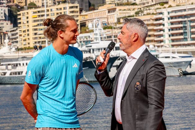 Avant le Rolex Monte-Carlo Masters 2026, Jannik Sinner et Alexander Zverev lors d une exhibition de mini-tennis animée sur la digue de la Station Maritime à Monaco, le 4 avril 2026. Claudia Albuquerque Bestimage Ahead of the Rolex Monte-Carlo Masters 2026, Jannik Sinner and Alexander Zverev during a lively mini-tennis exhibition on the seawall of the Maritime Station in Monaco, on April 4, 2026. Monte-Carlo  Copyright: xClaudiaxAlbuquerquex xBestimagexClaudiaxAlbuquerquex xBestimagex