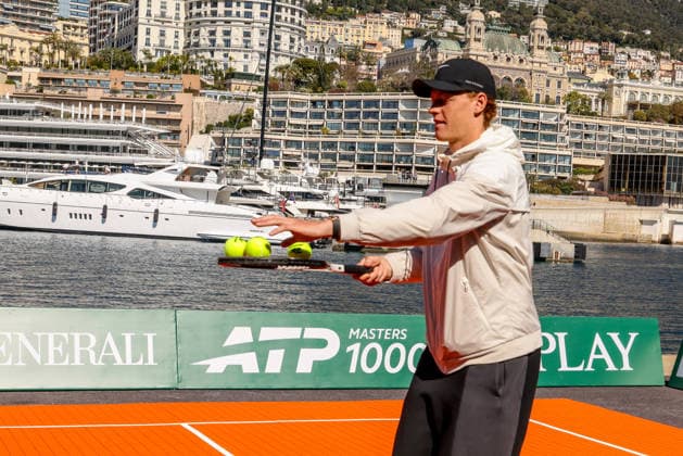 Avant le Rolex Monte-Carlo Masters 2026, Jannik Sinner et Alexander Zverev lors d une exhibition de mini-tennis animée sur la digue de la Station Maritime à Monaco, le 4 avril 2026. Claudia Albuquerque Bestimage Ahead of the Rolex Monte-Carlo Masters 2026, Jannik Sinner and Alexander Zverev during a lively mini-tennis exhibition on the seawall of the Maritime Station in Monaco, on April 4, 2026. Monte-Carlo  Copyright: xClaudiaxAlbuquerquex xBestimagexClaudiaxAlbuquerquex xBestimagex