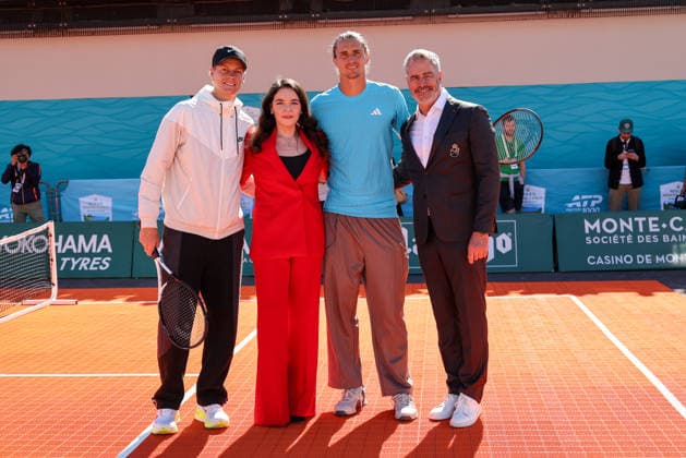 Avant le Rolex Monte-Carlo Masters 2026, Jannik Sinner et Alexander Zverev, accompagnés de Mélanie-Antoinette de Massy (présidente de la fédration monégasque de tennis) lors d une exhibition de mini-tennis animée sur la digue de la Station Maritime à Monaco, le 4 avril 2026. Claudia Albuquerque Bestimage Ahead of the Rolex Monte-Carlo Masters 2026, Jannik Sinner and Alexander Zverev during a lively mini-tennis exhibition on the seawall of the Maritime Station in Monaco, on April 4, 2026. Monte-Carlo  Copyright: xClaudiaxAlbuquerquex xBestimagexClaudiaxAlbuquerquex xBestimagex